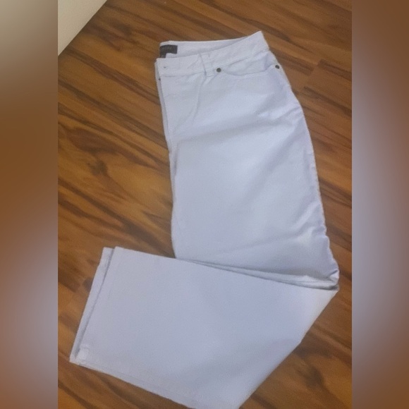 Talbots Women's Light Blue Light Weight Straight Leg Jeans - Picture 1 of 4